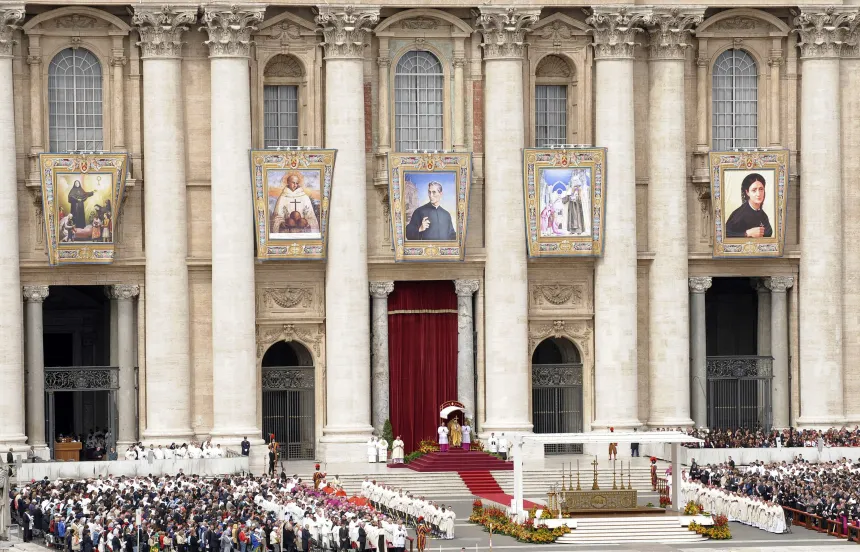 Kanoniseringsseremoni med bilder av nye helgener på utsiden av Peterskirken i Vatikanet