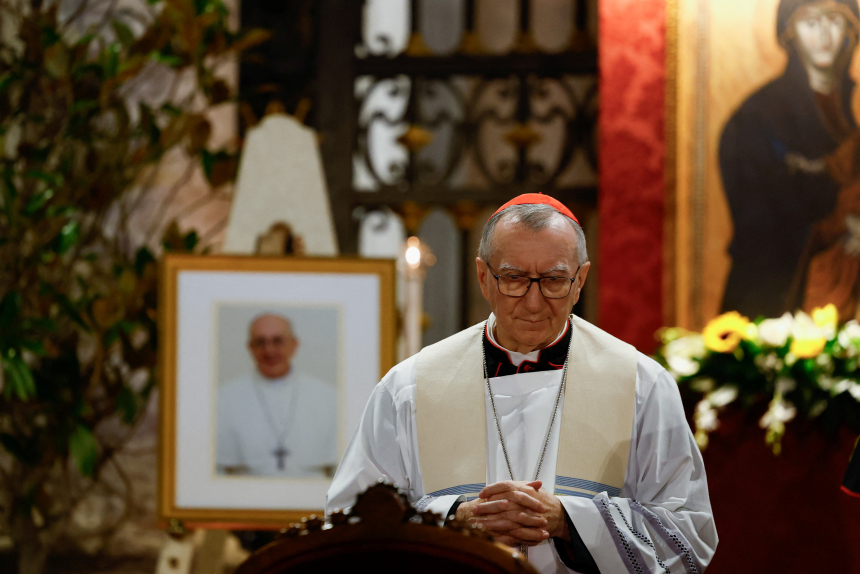 Kardinal Parolin foran et bilde av pave Frans og et ikon av Jomfru Maria