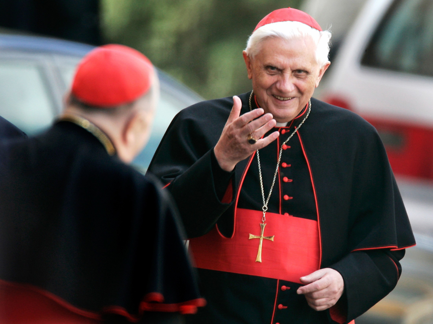 Kardinal Joseph Ratzinger hilser på en annen kardinal, utendørs