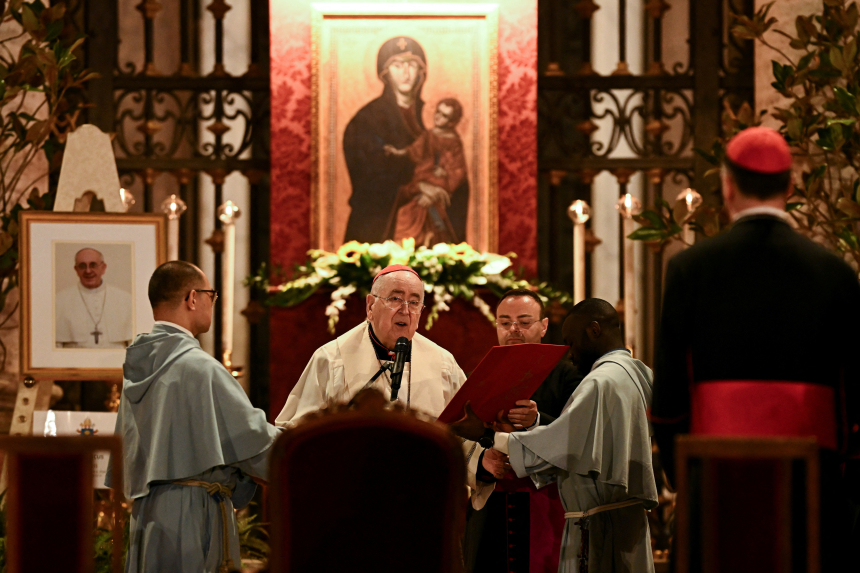 En kardinal, omgitt av biskoper og ordensbrødre, ber foran et ikon av Jomfru Maria og et bilde av pave Frans