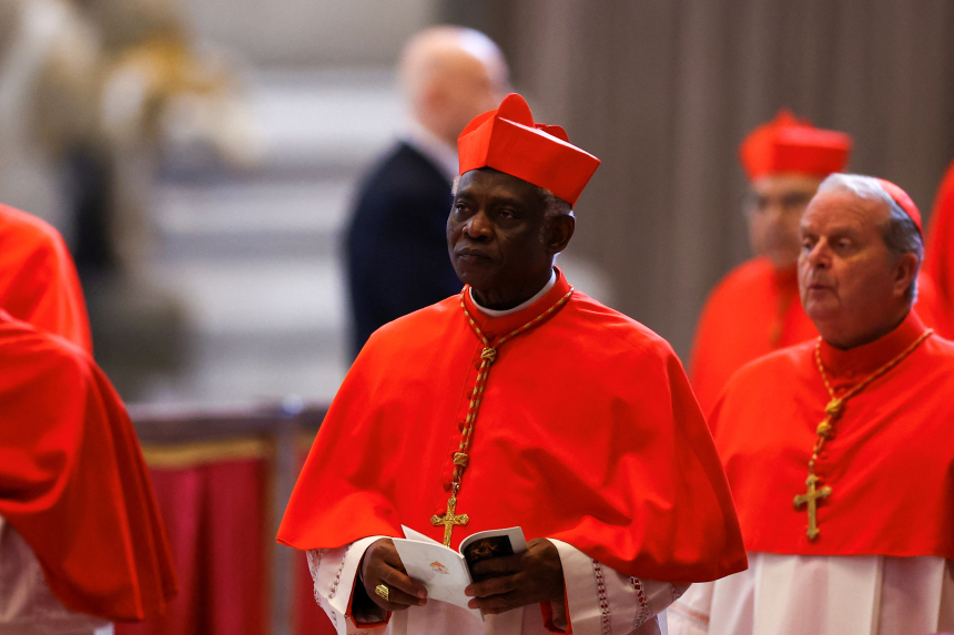 Kardinal Turkson i prosesjon i Peterskirken