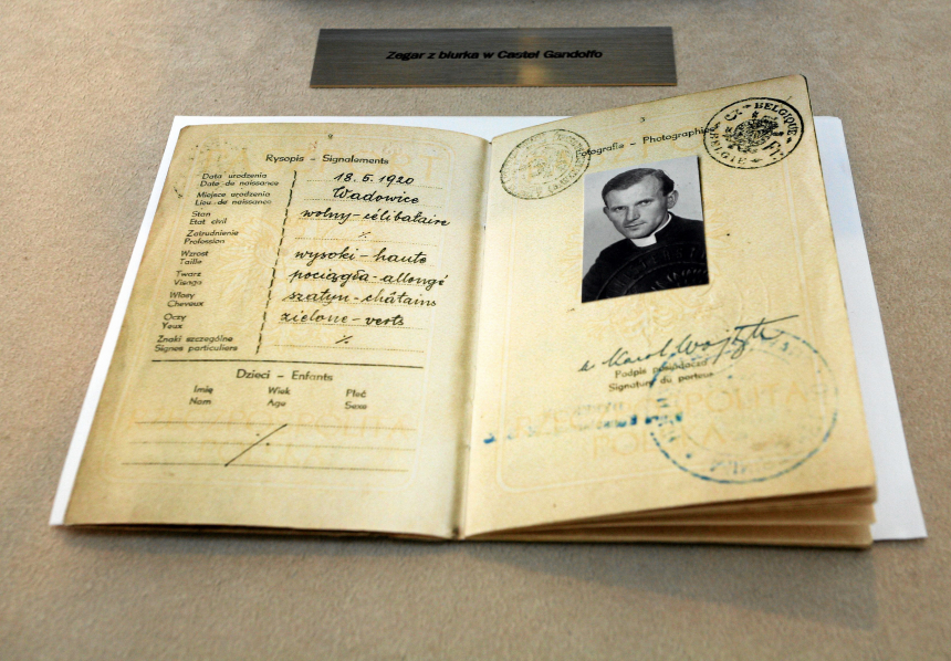 Gammelt pass med bilde av Karol Wojtyla som ung prest