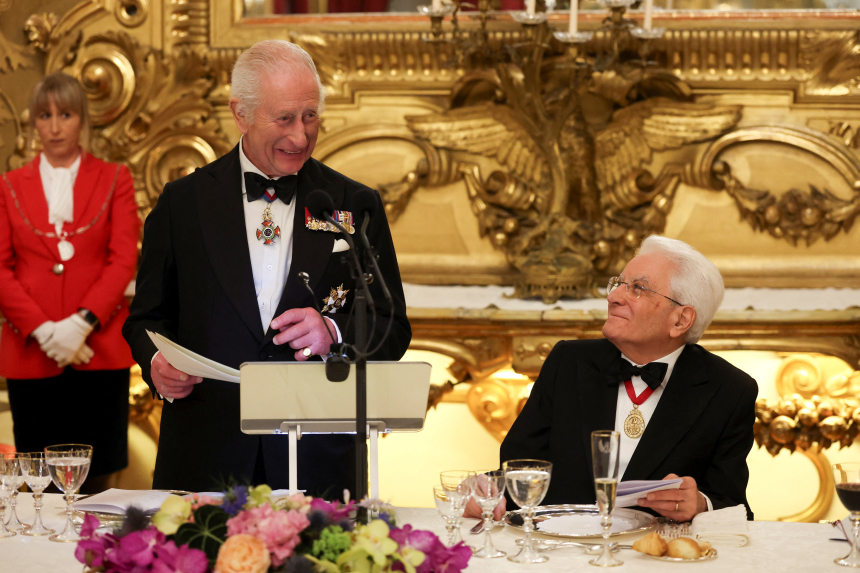 Kong Charles III taler under en middag med Italias president Sergio Mattarella