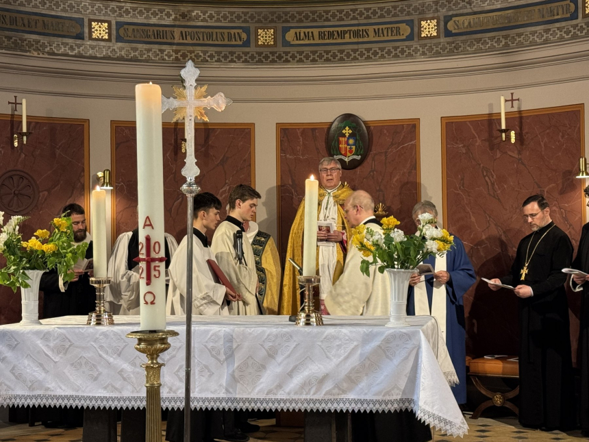 Biskop Czeslaw Kozon taler under en gudstjeneste i St. Ansgars kirke