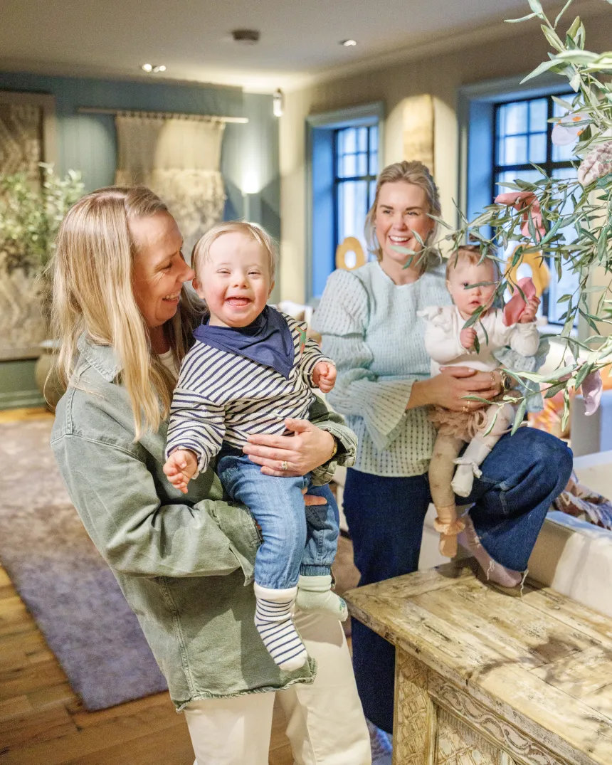 Portrett av Pippi og Noel sammen med deres mødre Martine og Jorunn. 