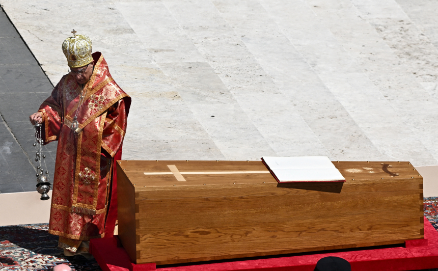 Den melkittiske gresk-katolske patriarken Youssef Absi velsigner kisten til pave Frans.