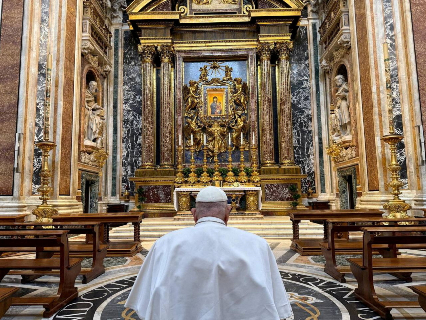 Pave Frans ber foran ikonet Salus Populi Romani i Santa Maria Maggiore.