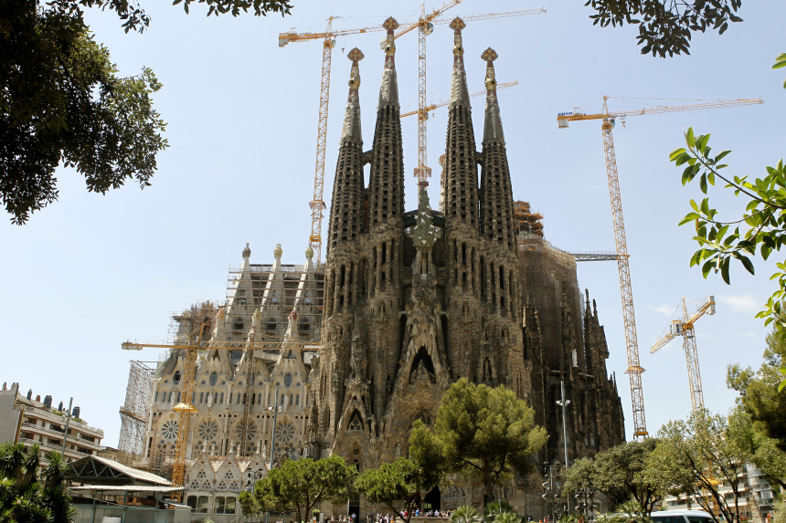 Sagrada Familia-basilikaen fra utsiden med heisekraner rundt