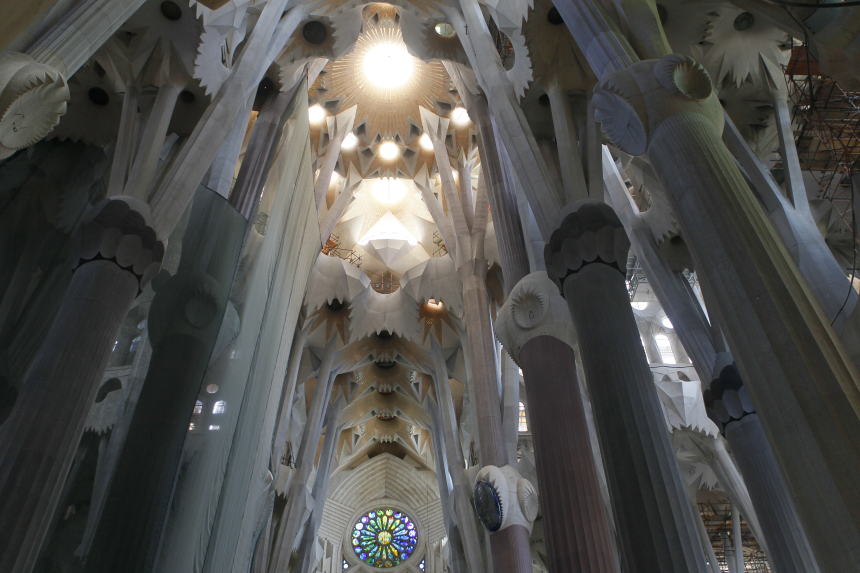 Søyler på innsiden av Sagrada Familia-basilikaen