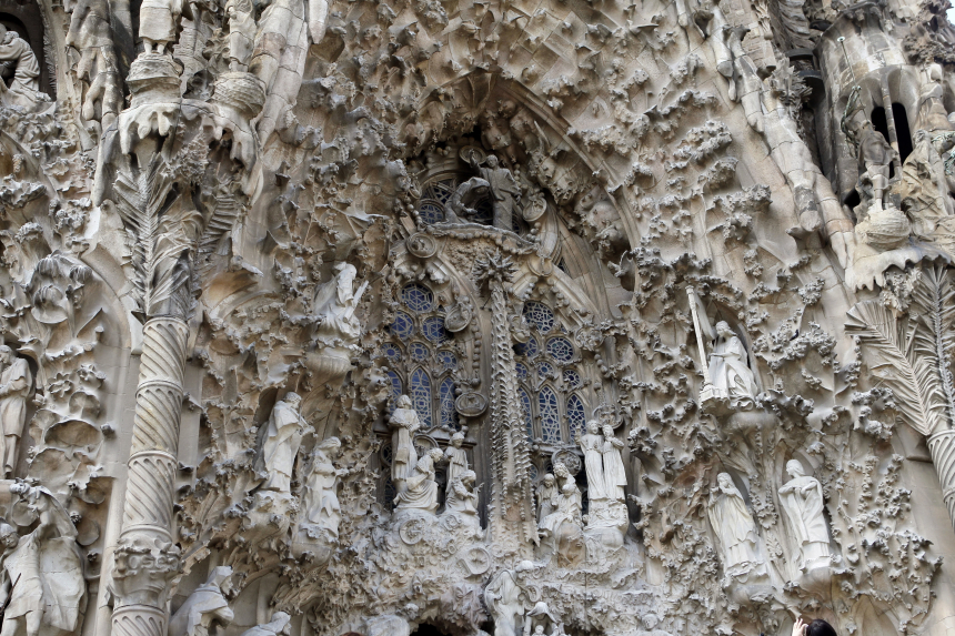 Skulpturer på fasaden av Sagrada Familia-basilikaen