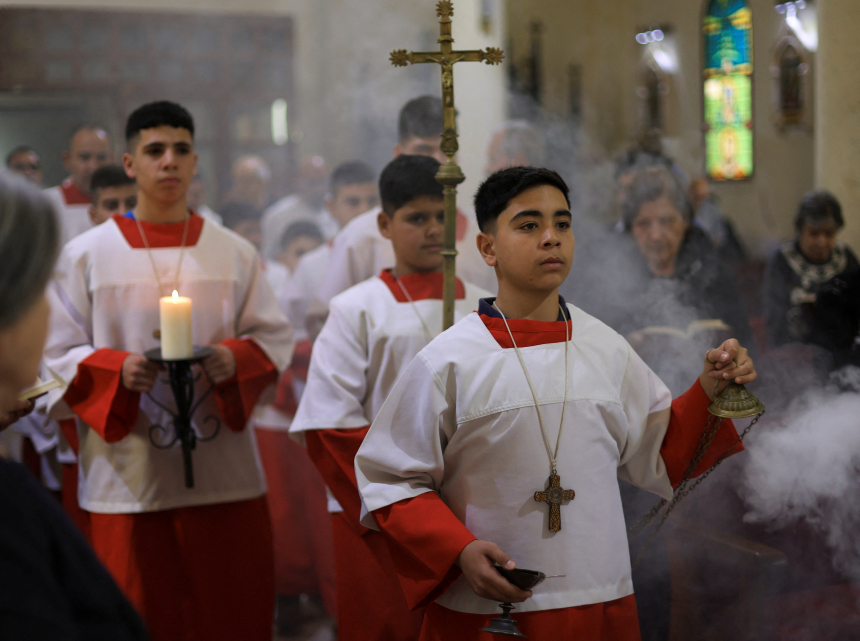 Palestinske kristne feirer messe i Holy Family Church etter pave Frans' død.