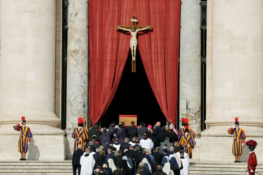 Pave Frans' kiste bæres i prosesjon gjennom den sentrale døren i Peterskirken