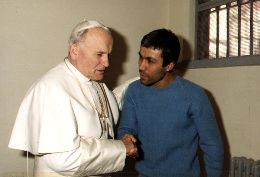 Pave Johannes Paul II håndhilser på sin attentatsmann Mehmet Ali Agca