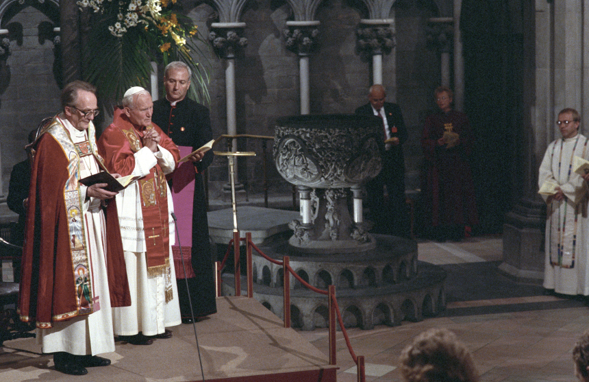 Pave Johannes Paul II står og ber sammen med en luthersk biskop i Nidarosdomen