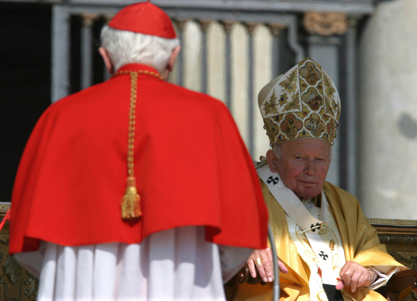 Kardinal Joseph Ratzinger står foran pave Johannes Paul II, som sitter i en stol