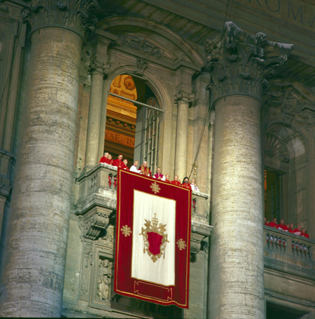 Pave Johannes Paul II på Peterskirkens balkong etter pavevalget i 1978