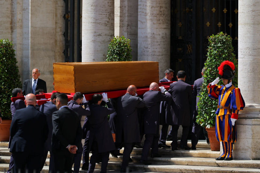 Pave Frans' kiste bæres inn i Santa Maria Maggiore