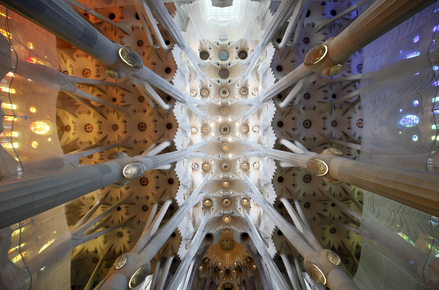 Taket innvendig i Sagrada Familia-basilikaen