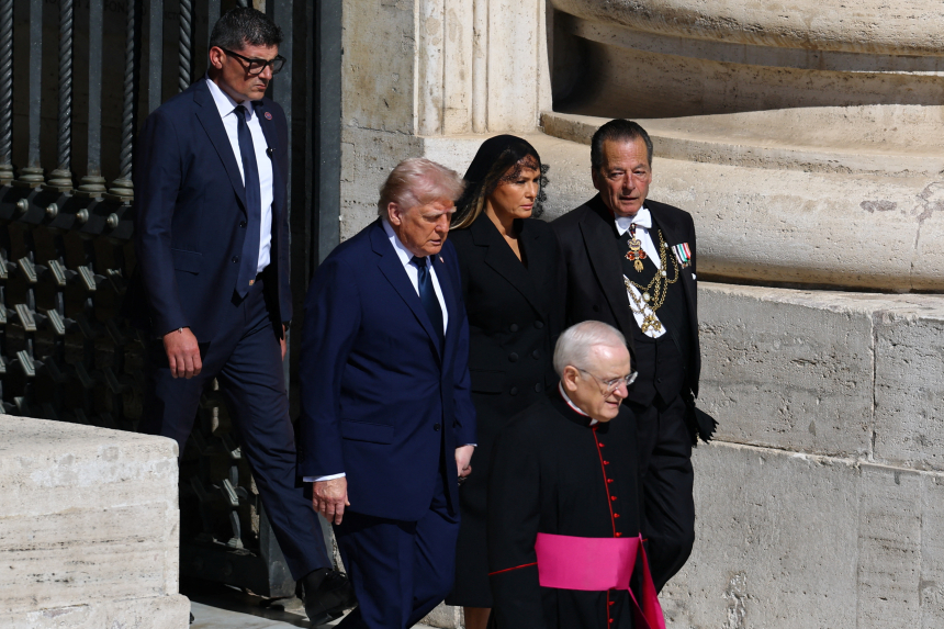 Donald og Melania Trump ankommer pavens begravelse på Petersplassen