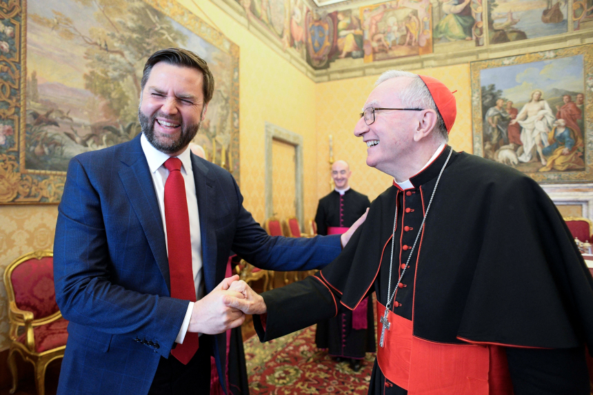 USAs visepresident J.D. Vance håndhilser på kardinal Pietro Parolin, begge smiler