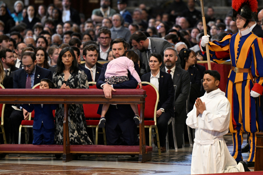 USAs visepresident J.D. Vance deltar i langfredagsliturgien i Peterskirken med kone og barn
