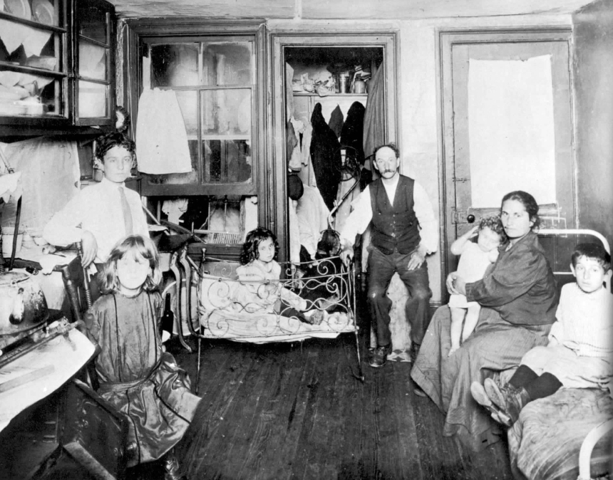 En familie med mor, far og barn i en leiegård i New York
