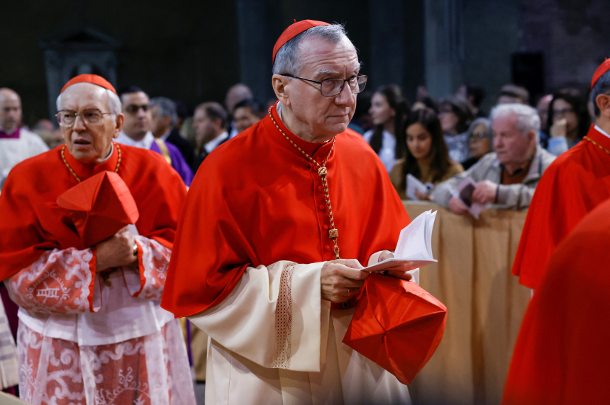 Kardinal Parolin går i prosesjon foran kardinal Re i Santa Sabina