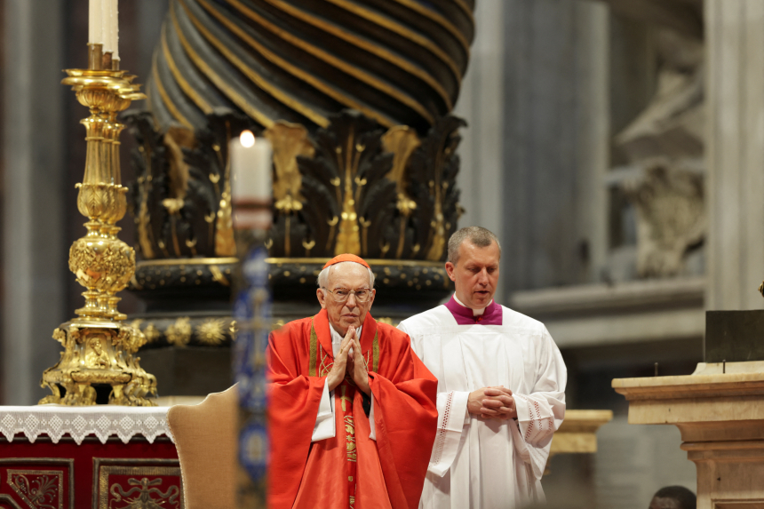 Kardinal Giovanni Battista Re feirer messe i Peterskirken