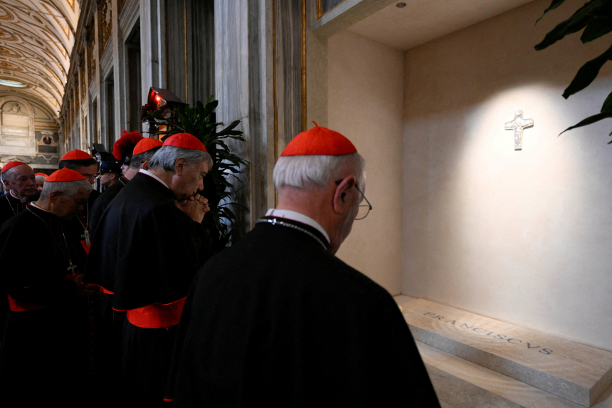 Kardinaler står i bønn ved pave Frans' grav i Santa Maria Maggiore