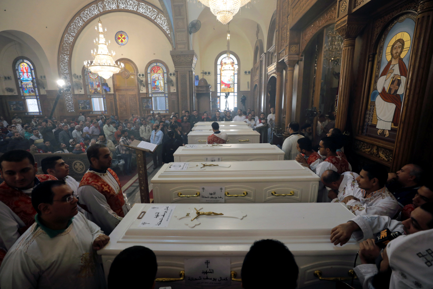 En rekke hvite kister i en koptisk kirke i Egypt