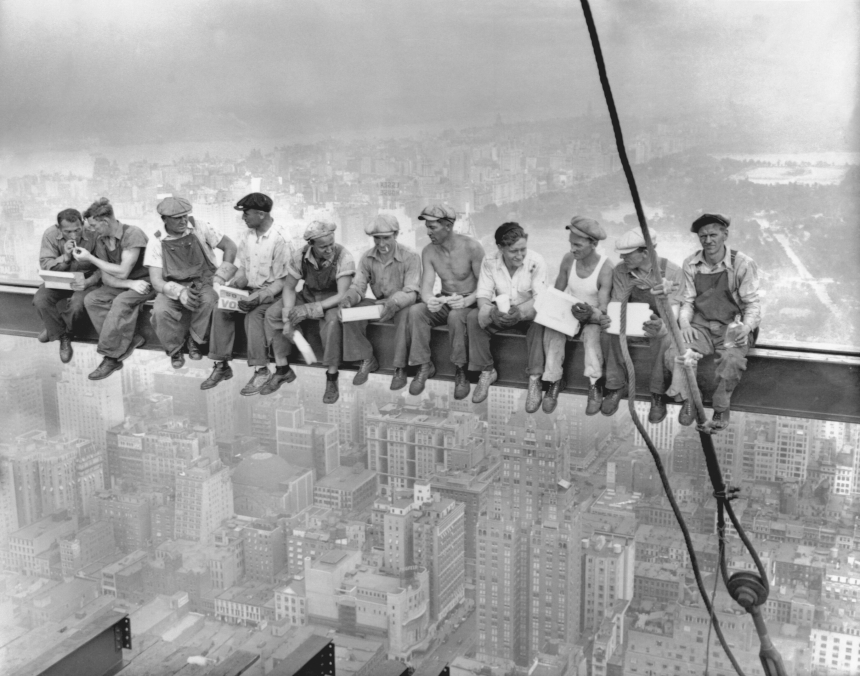 Arbeidere sitter på en bjelke høyt over Manhattan i New York