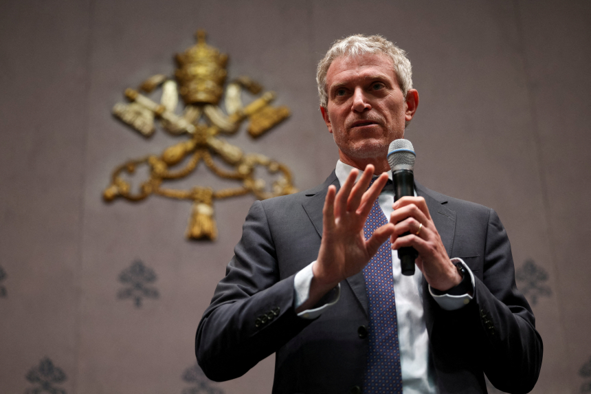 Matteo Bruni taler foran Den hellige stols emblem
