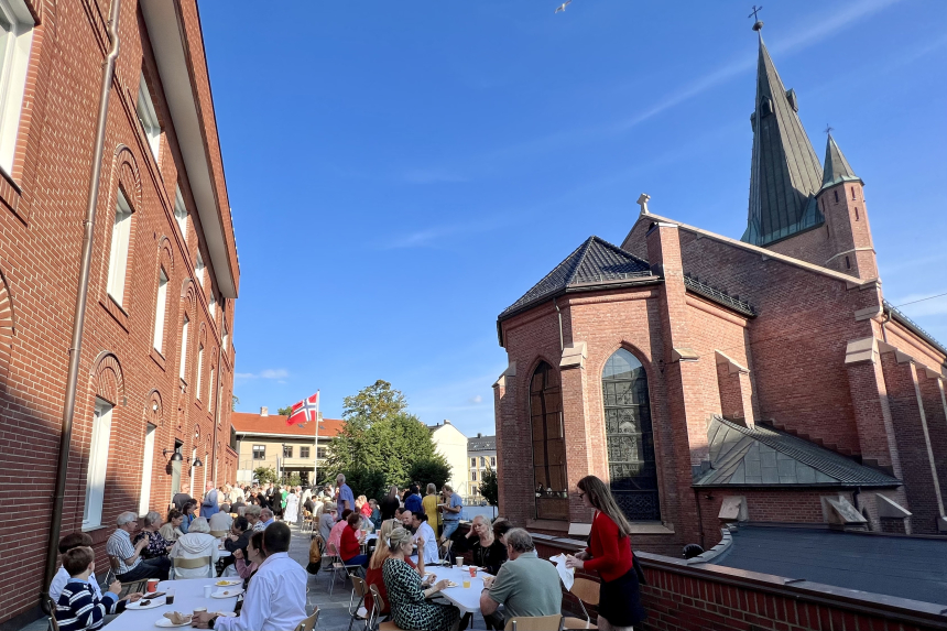 Olsok på biskopens terrasse i 2023. Sol og blå himmel.