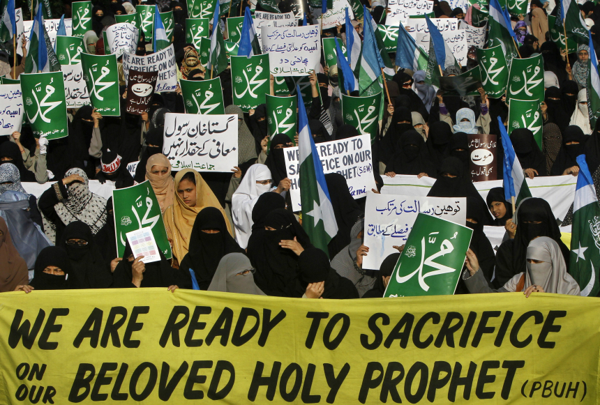 Kvinnelige tilhengere av Jamaat-e-Islami demonstrerer i Pakistan