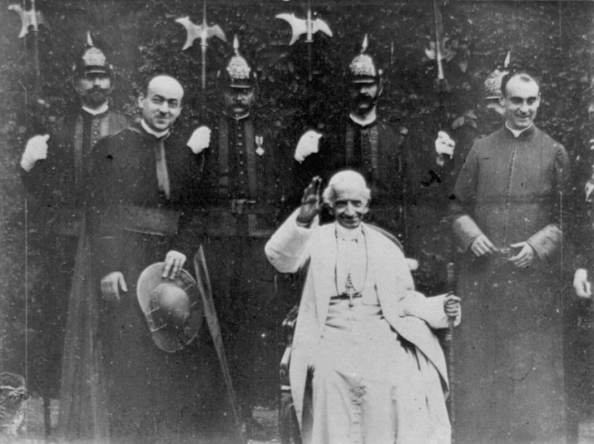 Fotografi av pave Leo XIII som gir en velsignelse blant geistlige og vakter
