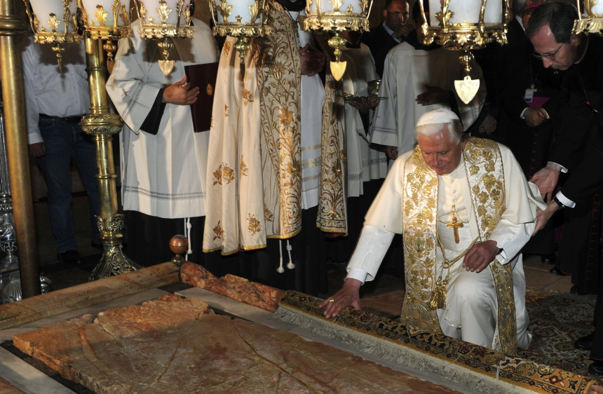 Pave Benedikt kneler ved steinen i Gravkirken i Jerusalem