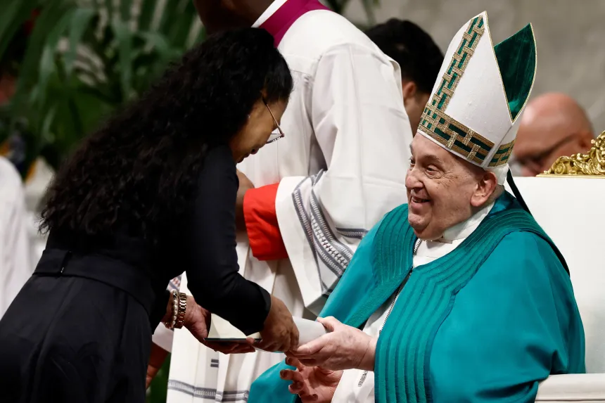 Pave Frans hilser på en kvinne under en messe i Peterskirken