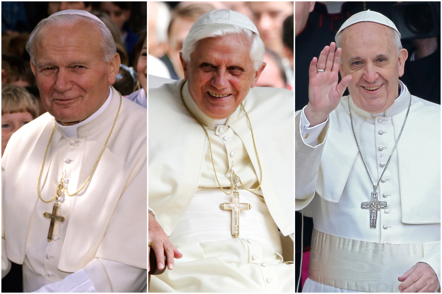 Pave Johannes Paul II, pave Benedikt XVI og pave Frans, alle ikledd hvit sutan
