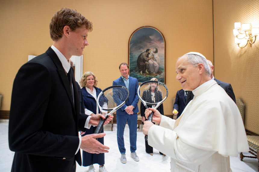 Pave Leo XIV og tennisspilleren Jannik Sinner i Vatikanet