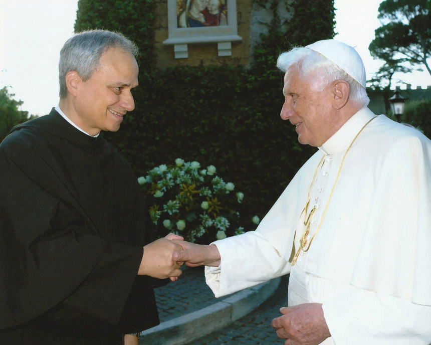 Robert Prevost hilser på pave Benedikt XVI
