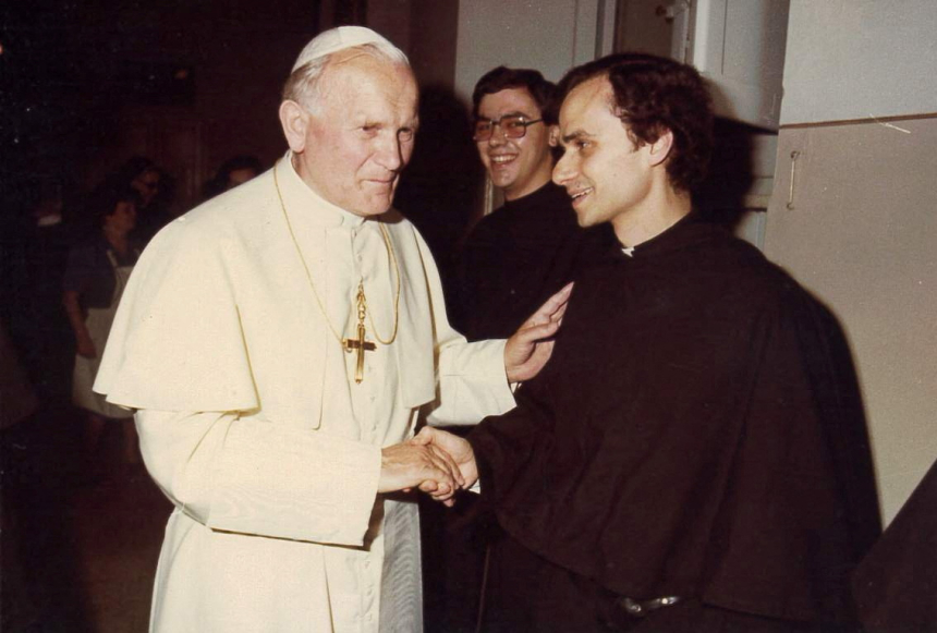 Robert Prevost hilser på pave Johannes Paul II