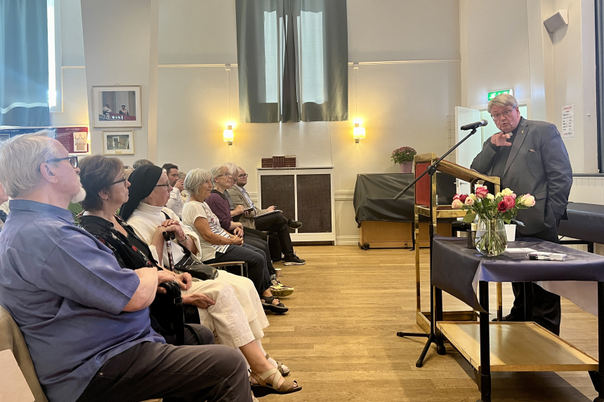 P. Torbjørn Holt innleder under Olsokseminaret 2024. 