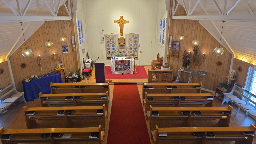 Innsiden av St. Sunniva kirke i Harstad