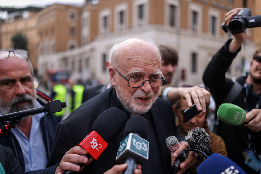 Kardinal Arborelius snakker med media i Roma