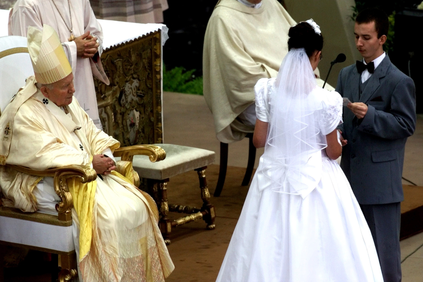 Pave Johannes Paul II og et ektepar i brudekjole og dress