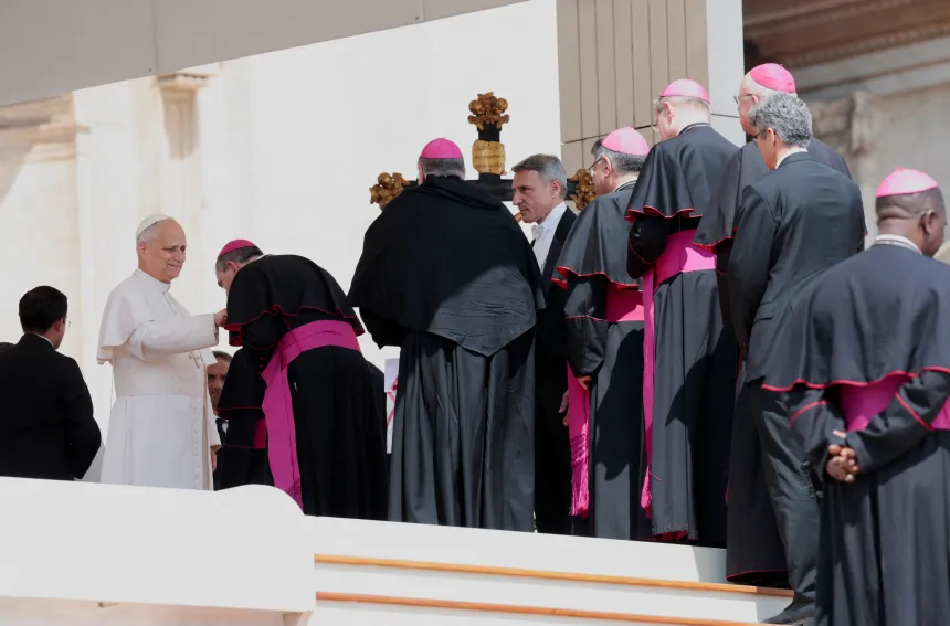 Biskoper står på rekke for å hilse på pave Leo XIV på Petersplassen