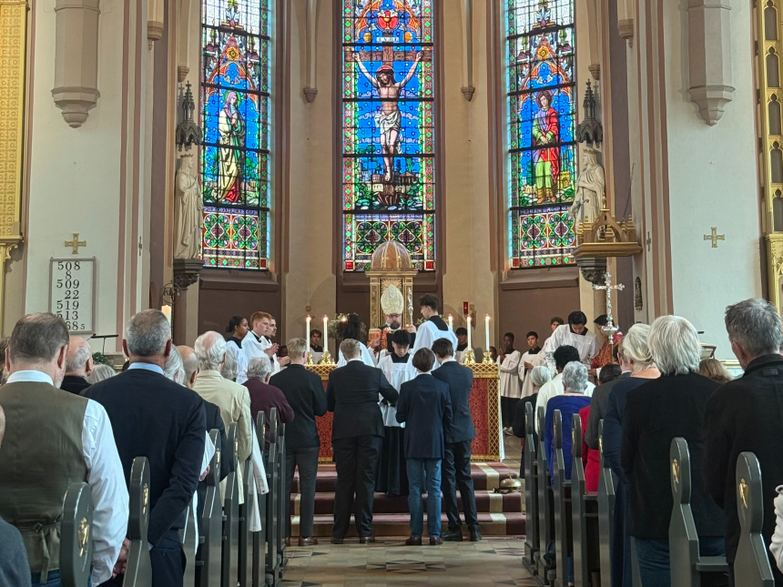 Biskop Fredrik Hansen tar opp to menn i Kirkens fulle fellesskap i St. Olav domkirke i Oslo