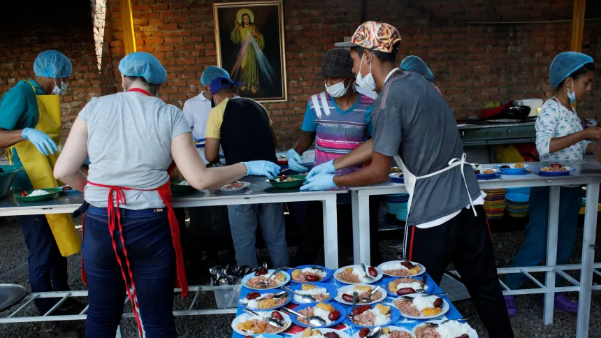 Frivillige i Caritas gir mat til flyktninger i Colombia