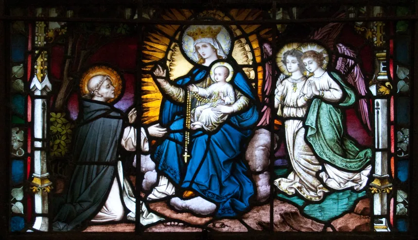 Glassmaleri av St. Dominikus som får rosenkransen fra Jomfru Maria