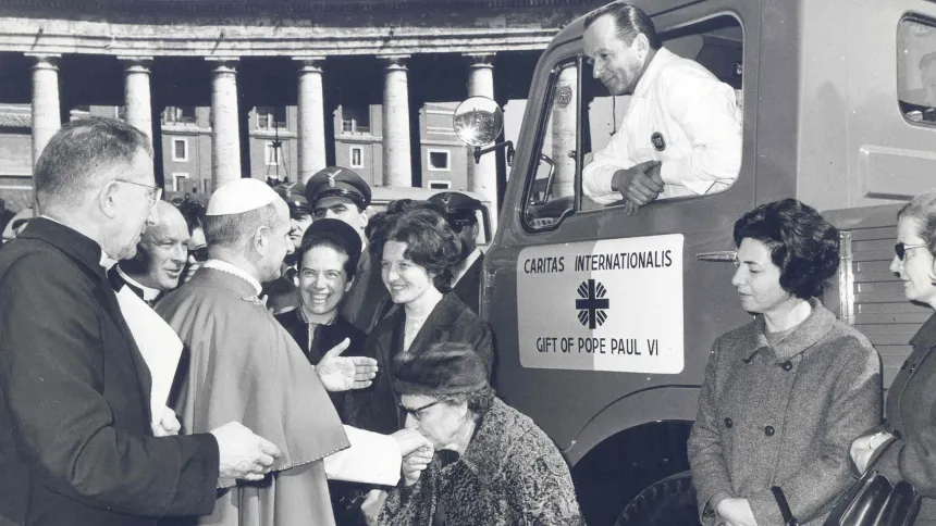 Pave Paul VI velsigner en lastebil for Caritas